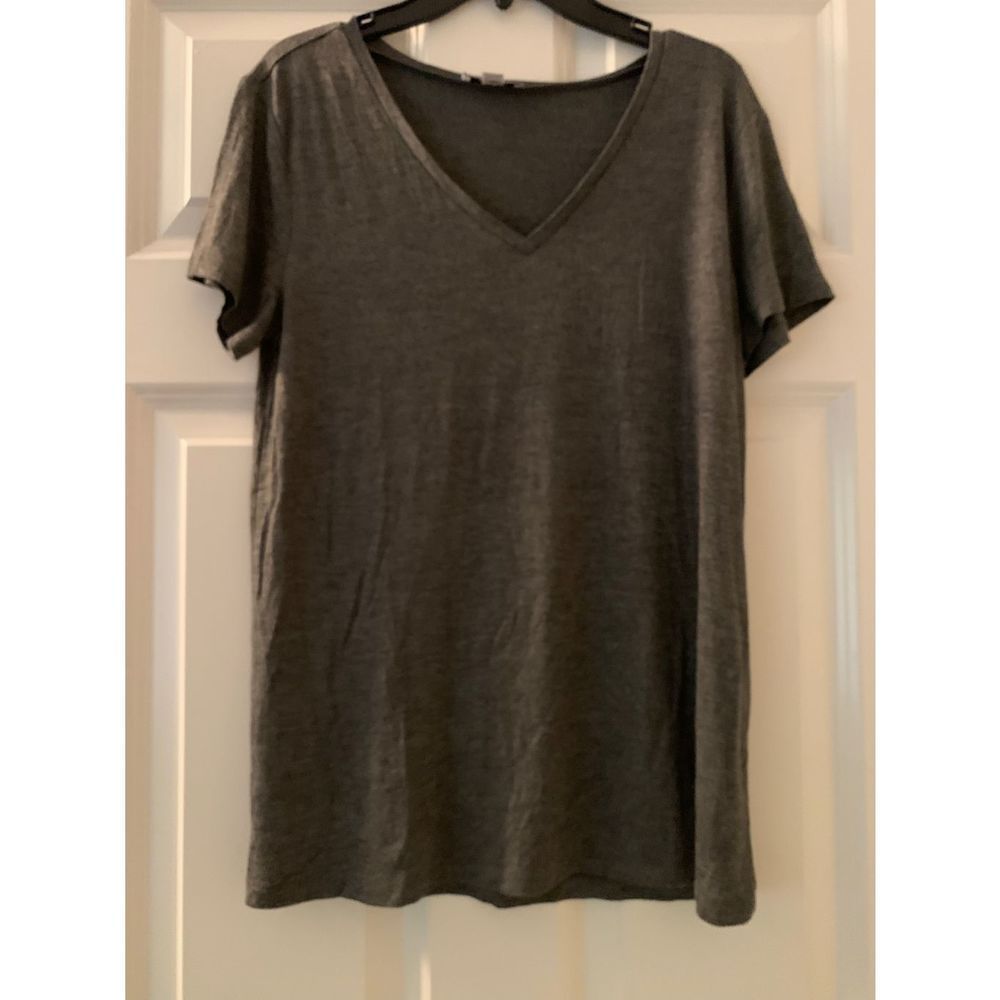 Woman’s Mae Gray Vneck Tee size M
